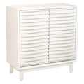 **Commode blanche avec portes à lamelles et pieds élégants**